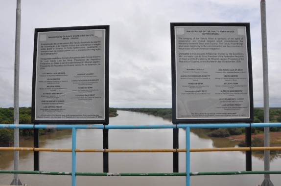 Fronteira Brasil-Guiana, bem no meio da ponte